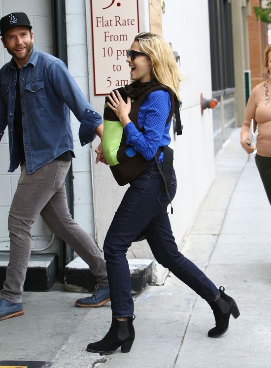 Szok! Pokazała się z dzieckiem tydzień po porodzie! (FOTO) Szok! Pokazała się z dzieckiem tydzień po porodzie! (FOTO)