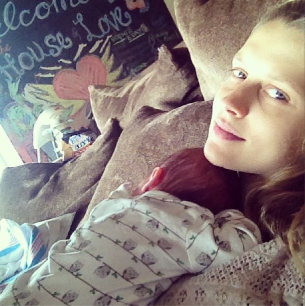 Kolejna gwiazda pokazuje, jak karmi piersią (FOTO)