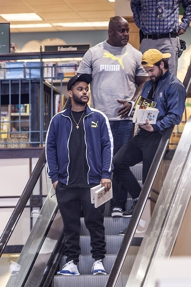 The Weeknd w pobliżu domu Seleny z książkami w ręce (ZDJĘCIE) The Weeknd w pobliżu domu Seleny z książkami w ręce (ZDJĘCIE)