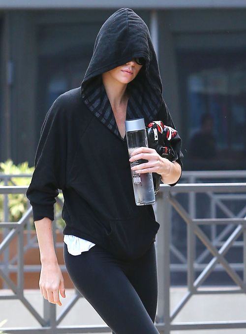 Charlize Theron ukryła się pod kapturem (FOTO)