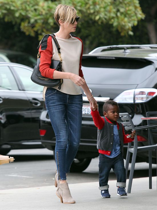 Synek Charlize Theron ma małego irokeza (FOTO)