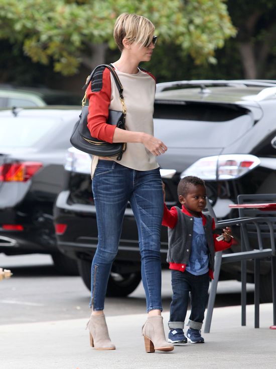 Synek Charlize Theron ma małego irokeza (FOTO)