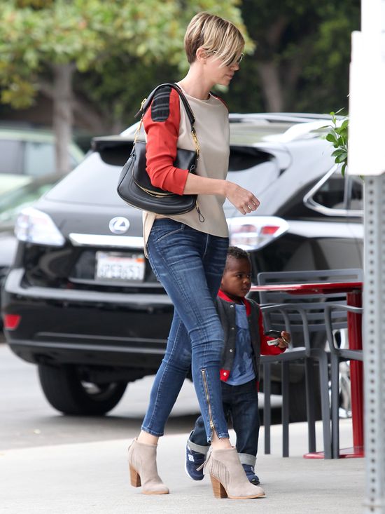 Synek Charlize Theron ma małego irokeza (FOTO)