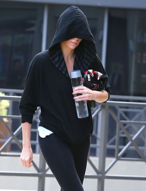 Charlize Theron ukryła się pod kapturem (FOTO)