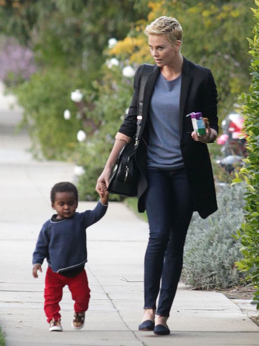 Charlize Theron z synem na spacerze (FOTO) Charlize Theron z synem na spacerze (FOTO)