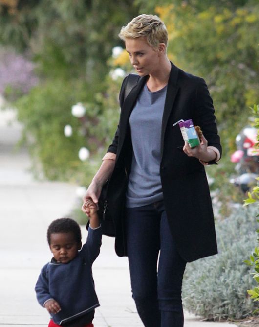 Charlize Theron z synem na spacerze (FOTO) Charlize Theron z synem na spacerze (FOTO)