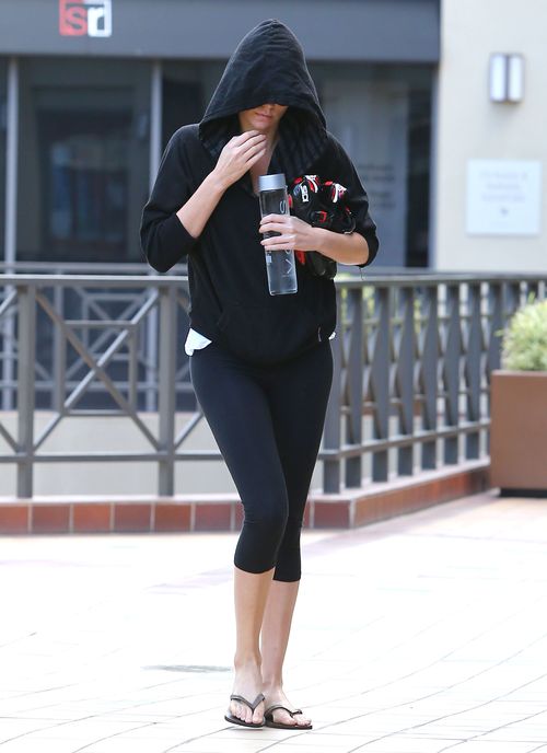 Charlize Theron ukryła się pod kapturem (FOTO)