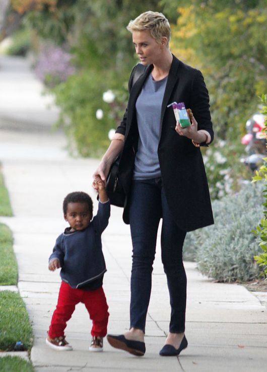 Charlize Theron z synem na spacerze (FOTO) Charlize Theron z synem na spacerze (FOTO)