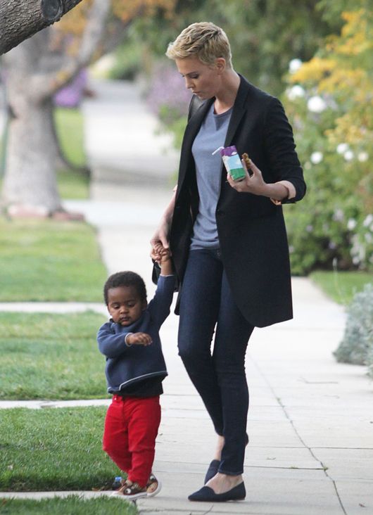 Charlize Theron z synem na spacerze (FOTO) Charlize Theron z synem na spacerze (FOTO)