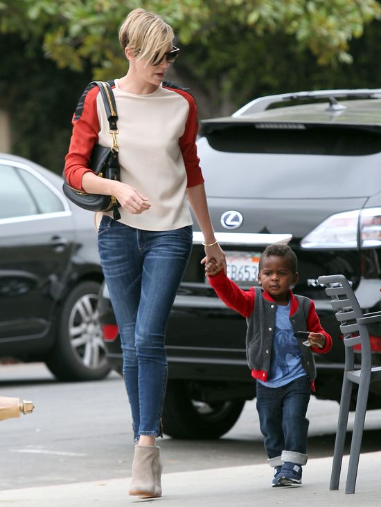 Synek Charlize Theron ma małego irokeza (FOTO)