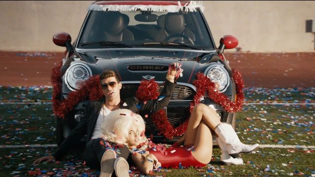 Twerkające panie i synek Robina Thicke (VIDEO)