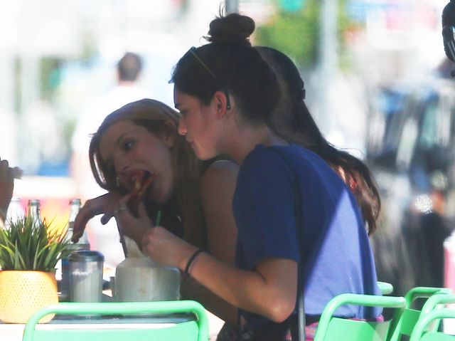 Bella Thorne z odsłoniętym brzuchem na zakupach (FOTO) Bella Thorne z odsłoniętym brzuchem na zakupach (FOTO)