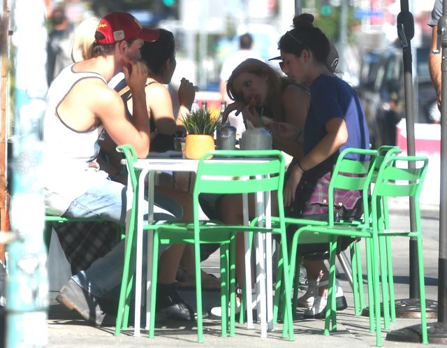 Bella Thorne z odsłoniętym brzuchem na zakupach (FOTO)