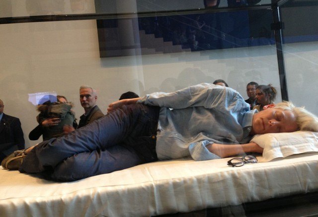 Tilda Swinton śpi w szklanej skrzyni (FOTO)