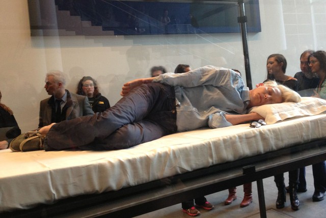 Tilda Swinton śpi w szklanej skrzyni (FOTO)