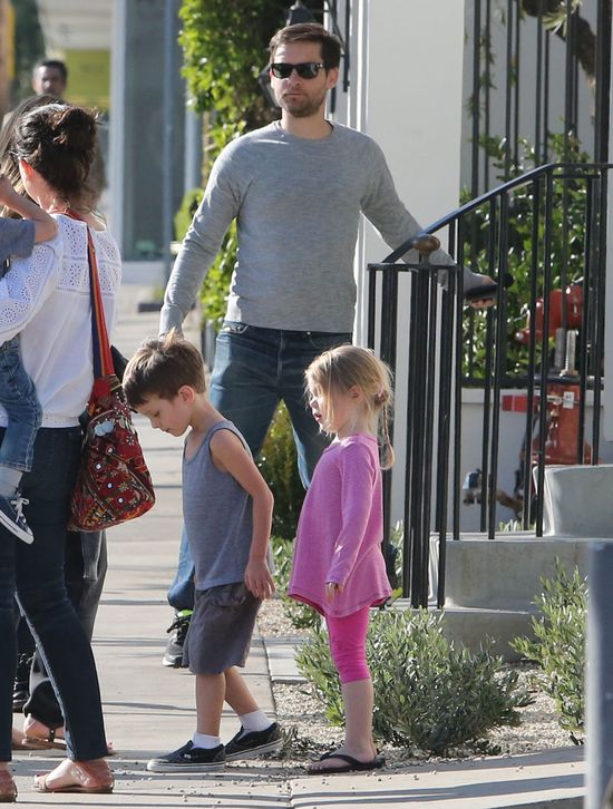 Tobey Maguire przyłapany z rodzinką (FOTO)