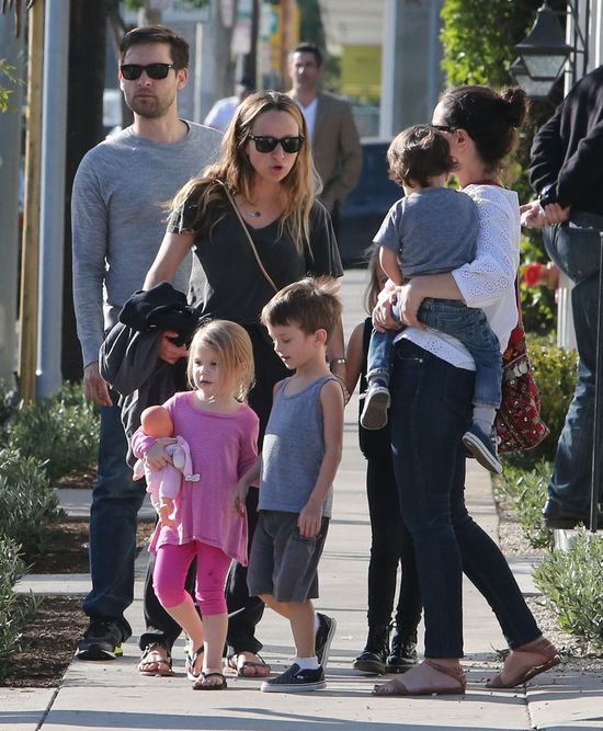 Tobey Maguire przyłapany z rodzinką (FOTO) Tobey Maguire przyłapany z rodzinką (FOTO)