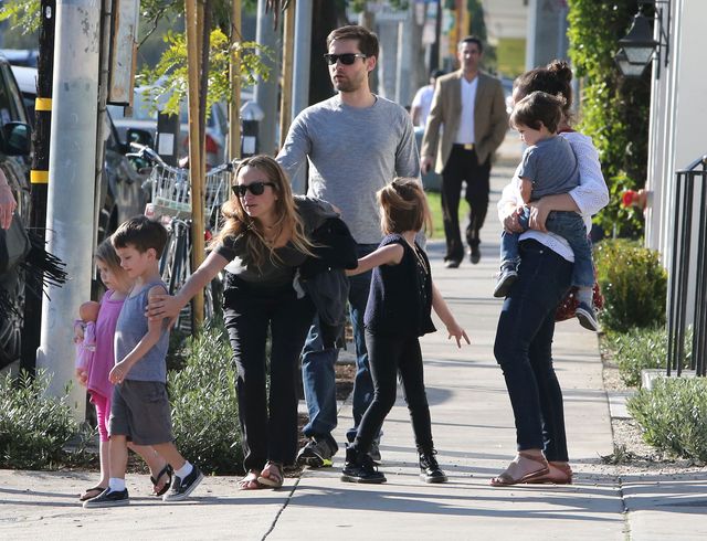 Tobey Maguire przyłapany z rodzinką (FOTO) Tobey Maguire przyłapany z rodzinką (FOTO)