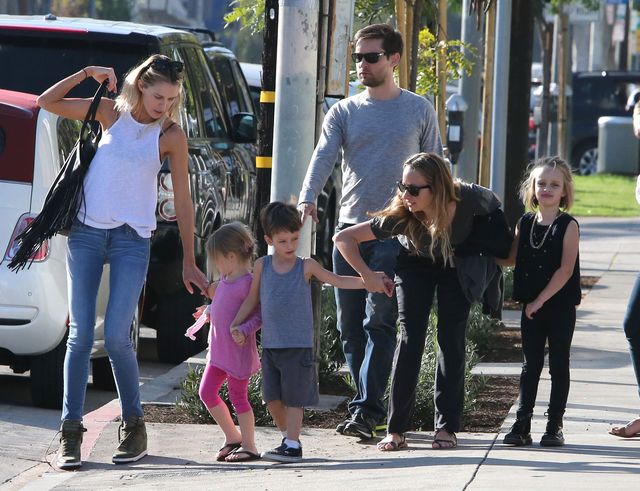 Tobey Maguire przyłapany z rodzinką (FOTO) Tobey Maguire przyłapany z rodzinką (FOTO)