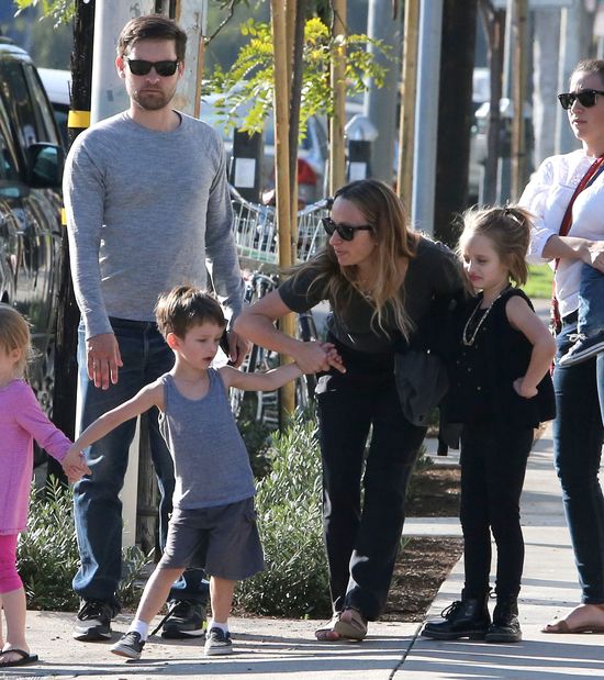 Tobey Maguire przyłapany z rodzinką (FOTO) Tobey Maguire przyłapany z rodzinką (FOTO)