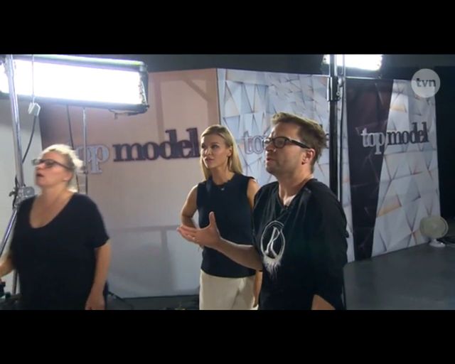 Top Model: Fotograf zdenerwowany podczas rozbieranej sesji