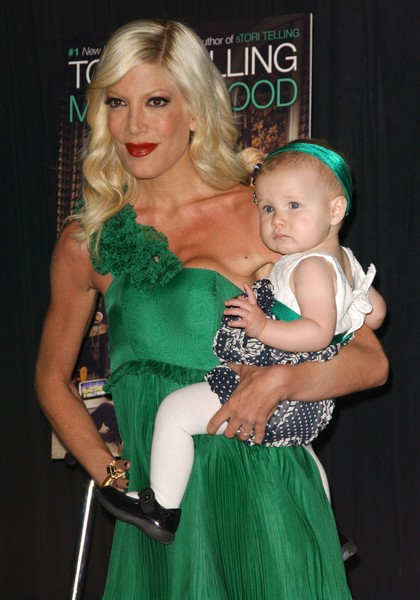 Tori Spelling musi usunąć implanty