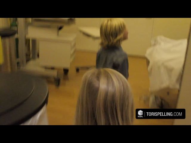 Dzieci Tori Spelling przyszły do niej tuż po porodzie VIDEO Dzieci Tori Spelling przyszły do niej tuż po porodzie VIDEO