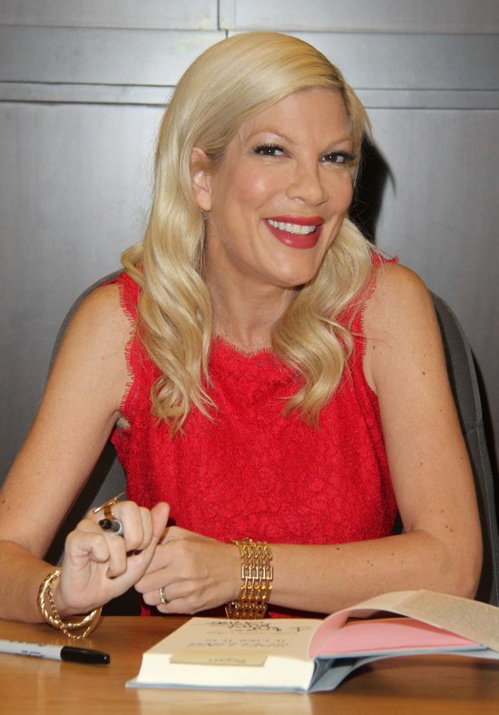 Seks taśma nie zakłóca rodzinnego szczęścia Tori Spelling Seks taśma nie zakłóca rodzinnego szczęścia Tori Spelling