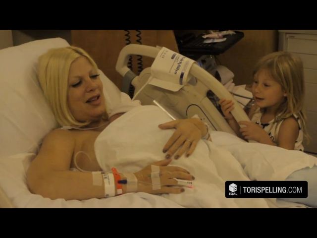Dzieci Tori Spelling przyszły do niej tuż po porodzie VIDEO Dzieci Tori Spelling przyszły do niej tuż po porodzie VIDEO