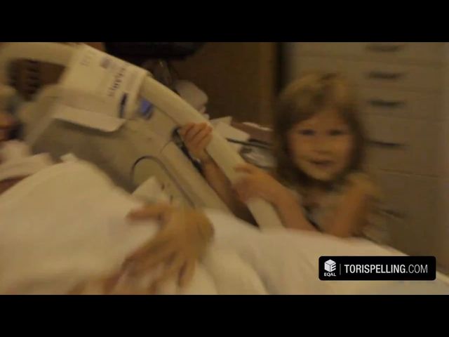 Dzieci Tori Spelling przyszły do niej tuż po porodzie VIDEO Dzieci Tori Spelling przyszły do niej tuż po porodzie VIDEO