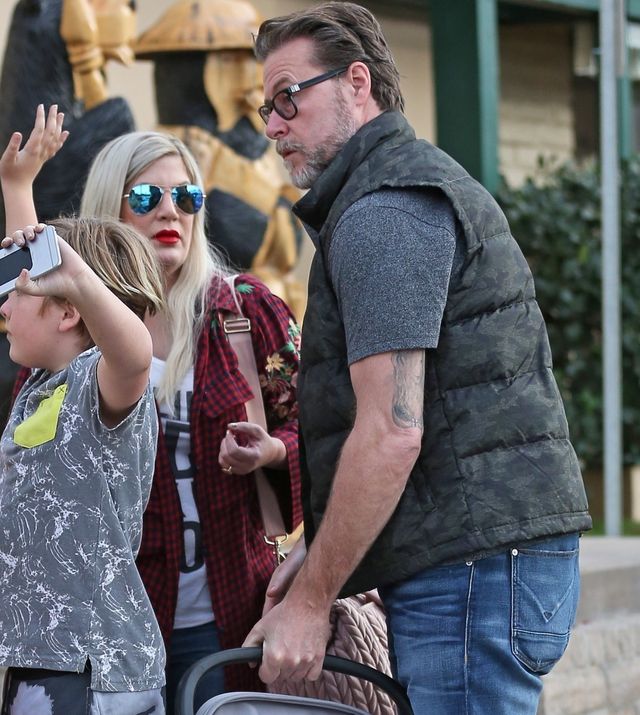 Torri Spelling z pięciorgiem dzieci na obiedzie (ZDJECIA)