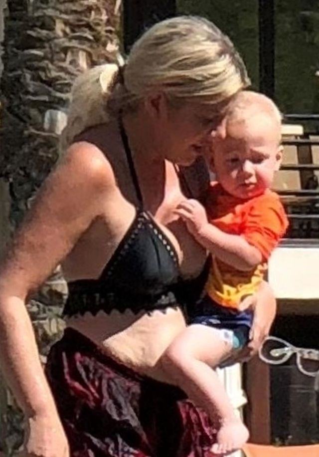 Tori Spelling na basenie bez Photoshopa (ZDJĘCIA)