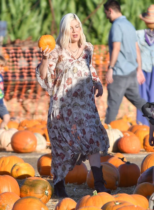 Tori Spelling z pięciorgiem dzieci na dyniowej farmie (ZDJĘCIA)