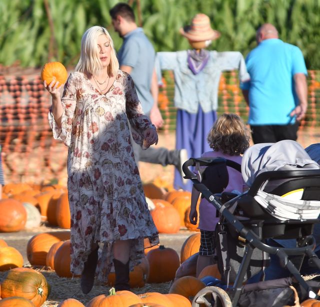 Tori Spelling z pięciorgiem dzieci na dyniowej farmie (ZDJĘCIA)