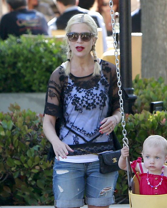 Bardzo szczupła Tori Spelling na placu zabaw z dziećmi FOTO