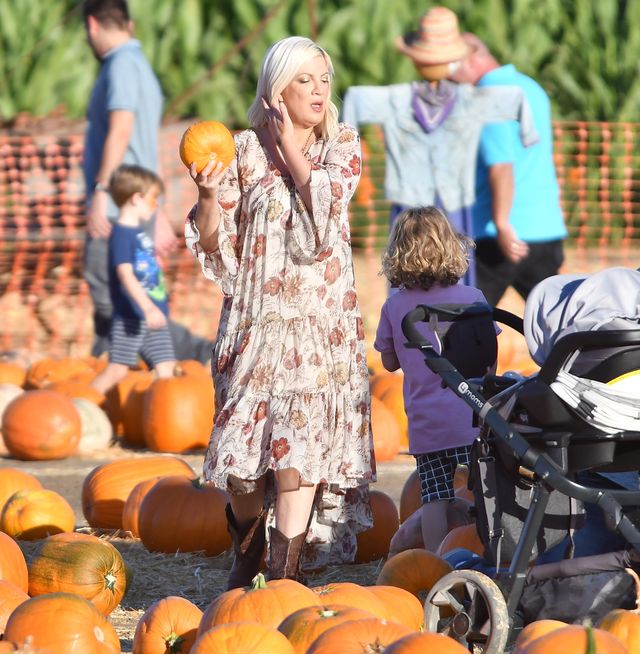 Tori Spelling z pięciorgiem dzieci na dyniowej farmie (ZDJĘCIA)
