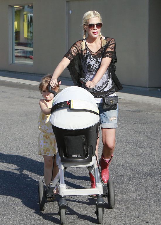 Bardzo szczupła Tori Spelling na placu zabaw z dziećmi FOTO