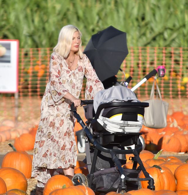 Tori Spelling z pięciorgiem dzieci na dyniowej farmie (ZDJĘCIA)