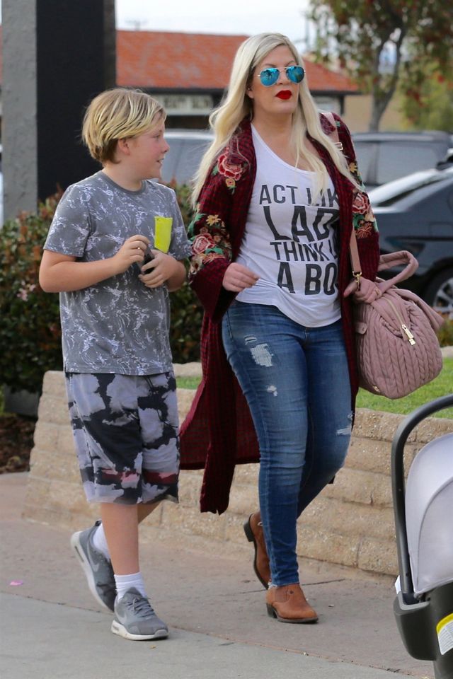 Torri Spelling z pięciorgiem dzieci na obiedzie (ZDJECIA)