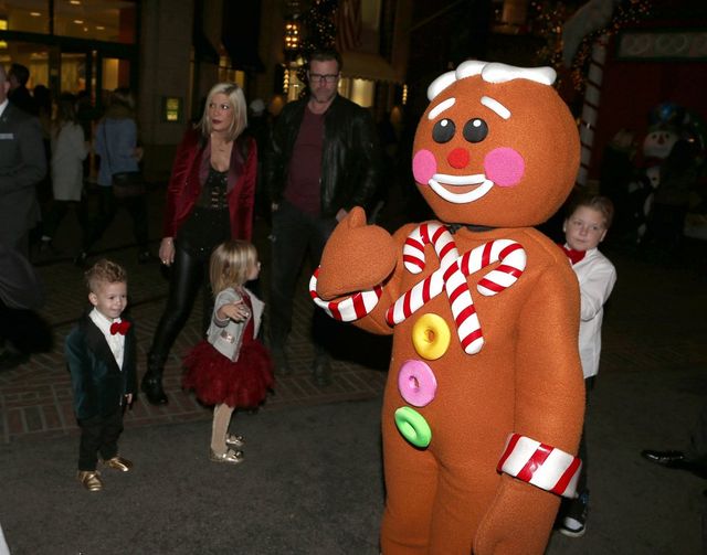 Tori Spelling udaje rodzinną sielankę (FOTO) Tori Spelling udaje rodzinną sielankę (FOTO)