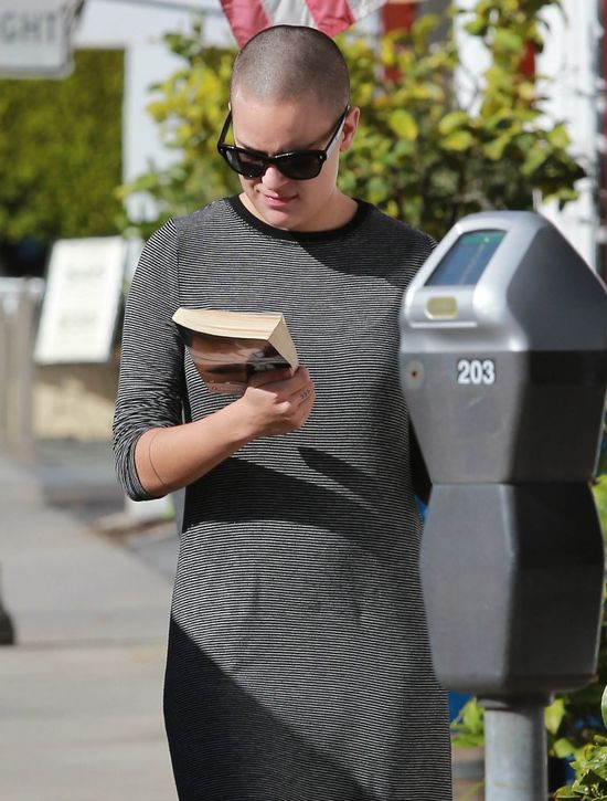 Wściekła i łysa Tullulah Willis pokrzywa się paparazzi FOTO