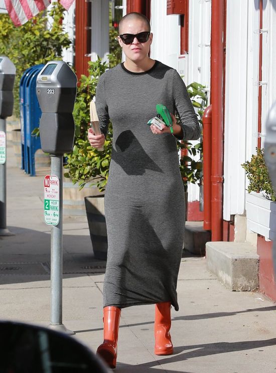 Wściekła i łysa Tullulah Willis pokrzywa się paparazzi FOTO