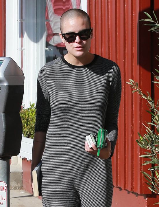 Wściekła i łysa Tullulah Willis pokrzywa się paparazzi FOTO