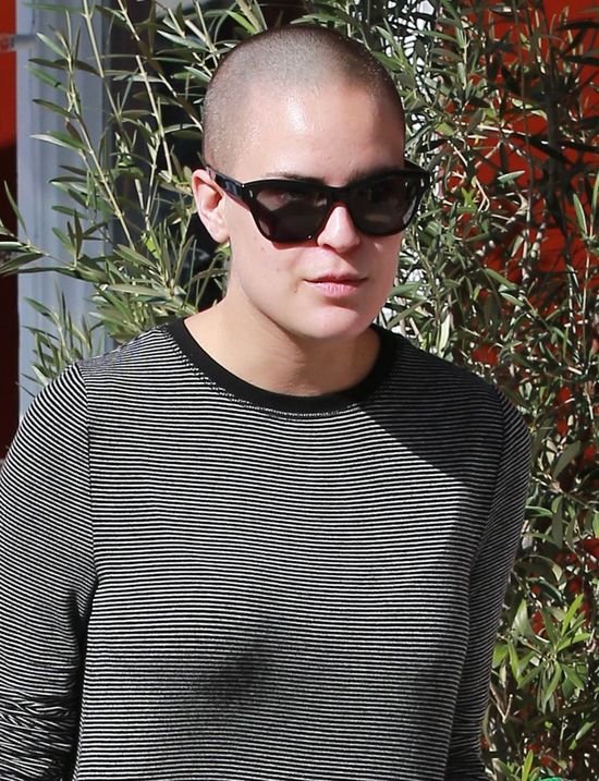 Wściekła i łysa Tullulah Willis pokrzywa się paparazzi FOTO