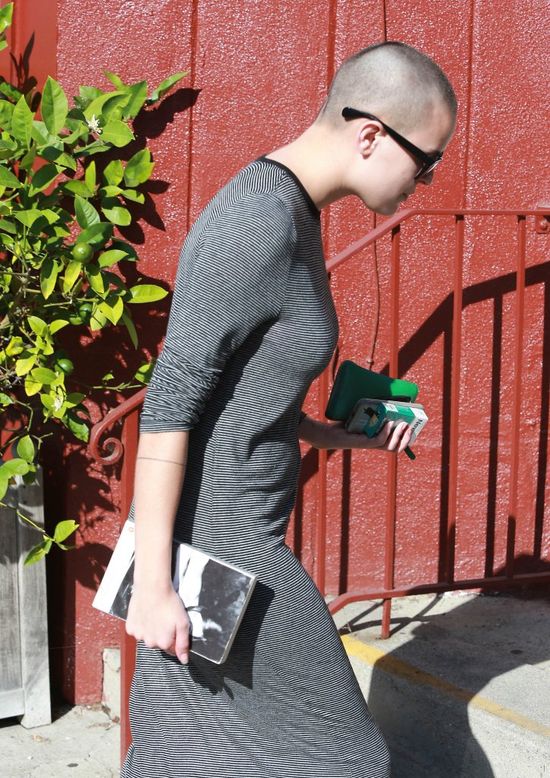 Wściekła i łysa Tullulah Willis pokrzywa się paparazzi FOTO