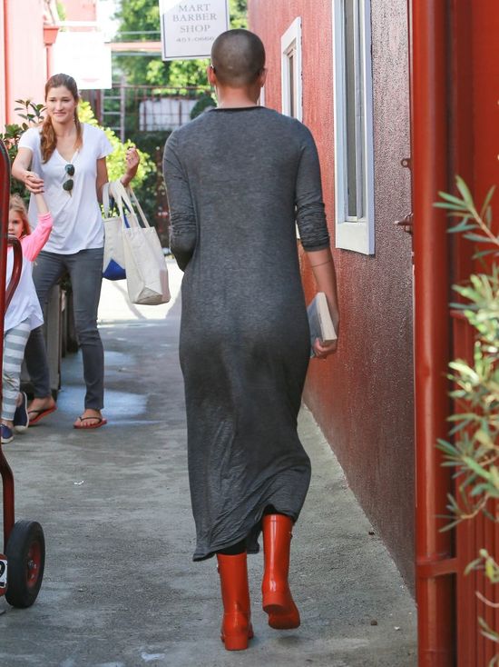 Wściekła i łysa Tullulah Willis pokrzywa się paparazzi FOTO