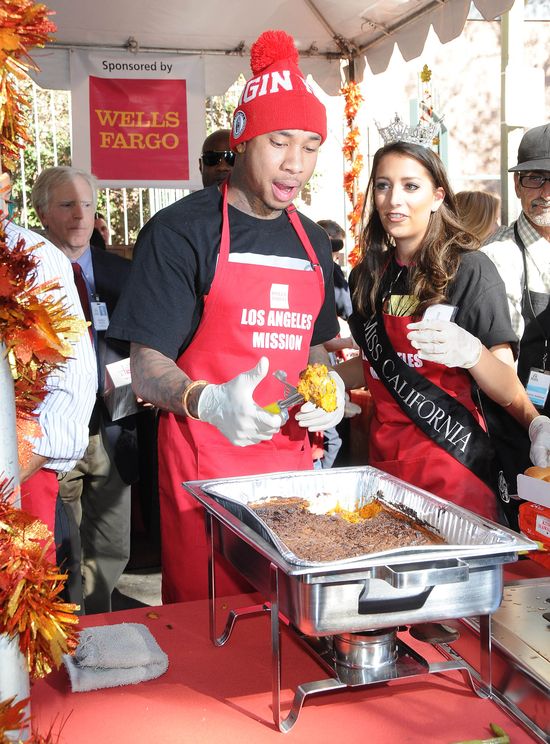 Kylie Jenner gotuje w peruce dla bezdomnych (FOTO)