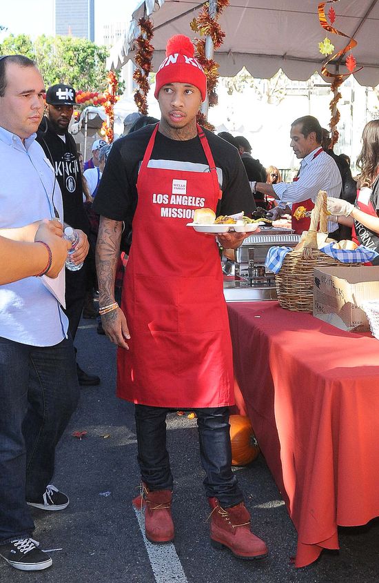 Kylie Jenner gotuje w peruce dla bezdomnych (FOTO)