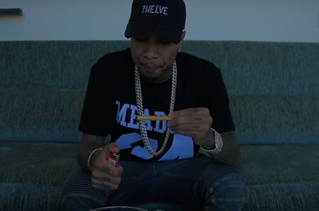 Kylie i Tyga całują się w jego nowym klipie! (FOTO) Kylie i Tyga całują się w jego nowym klipie! (FOTO)