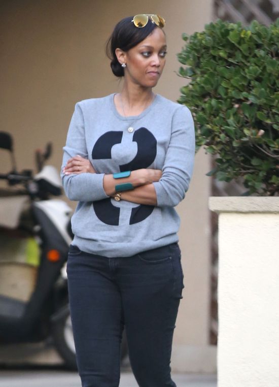 Tyra Banks w dresie i bez peruki (FOTO)